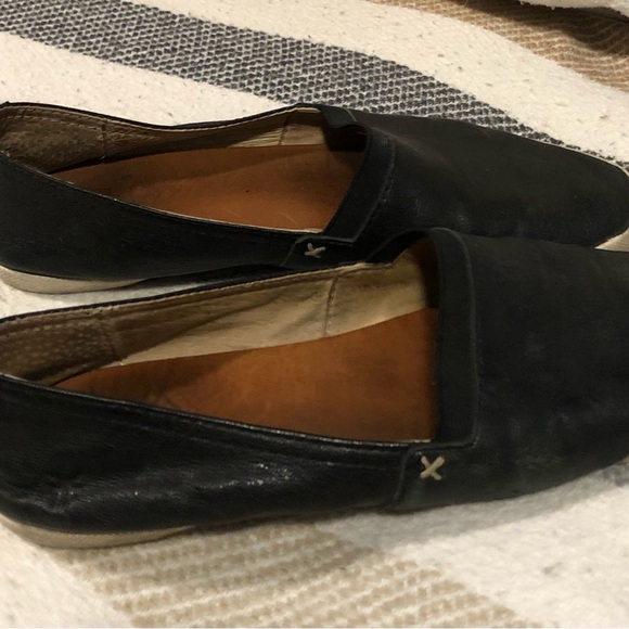 Women slip on leather black size 9 black Frye loafers. - Picture 3 of 7